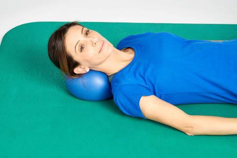 Kleine Bewegungen bei Übung gegen Nackenschmerzen