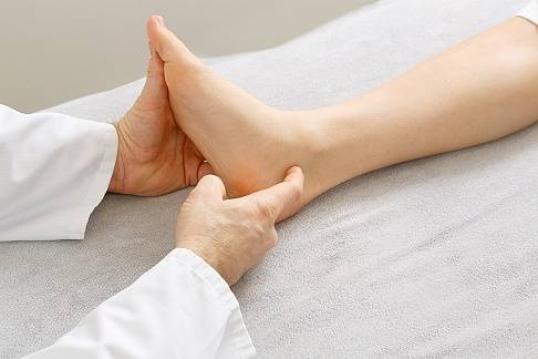 Fußschmerzen treten bei fast jedem Menschen irgendwann auf. 