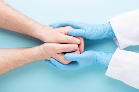 Arzt mit OP-Handschuhen
