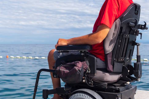 Mann mit Tetraplegie im Rollstuhl