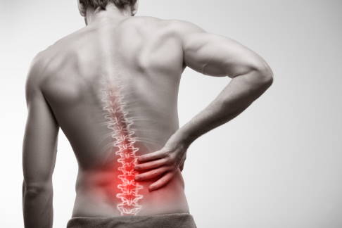 Mann mit unteren Rückenschmerzen