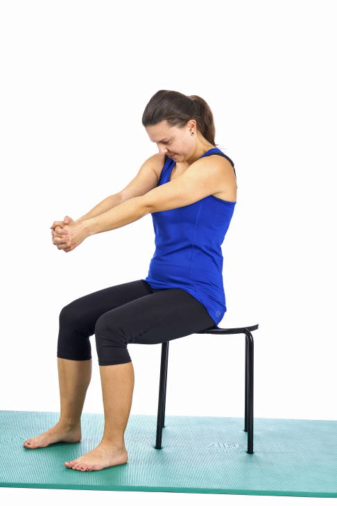 Übung bei BWS-Syndrom: Dehnung der oberen Rückenmuskeln