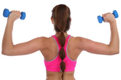 Schulterübung mit Hanteln: Übung zur Vorbeugung Impingements der Schulter