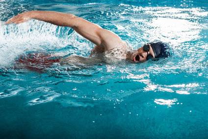 Schwimmen ist auch mit Sprunggelenksprothese möglich.