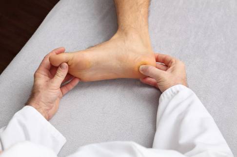 Um eine exakte Diagnose stellen zu können, führt der Spezialist immer eine körperliche Untersuchung evtl. mit speziellen Funktionstests durch. © Gelenk-Klinik Ärztliche Diagnostik