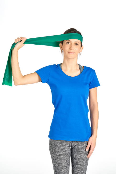 Greifen Sie das Theraband seitlich des Kopfes. © Gelenk-Klinik Übung gegen Nackenschmerzen: HWS-Seitneiger stabilisieren