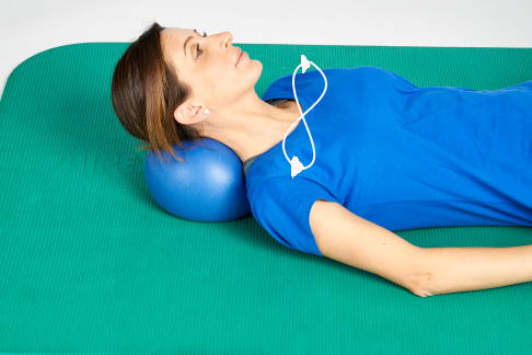 Übung gegen Nackenschmerzen: Der Kopf beschreibt eine Acht