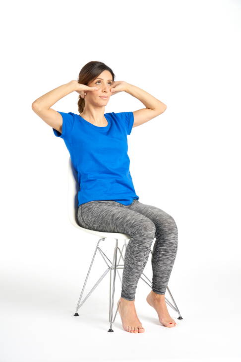 Übung gegen Nackenschmerzen: Kopfgelenksstrecker entspannen