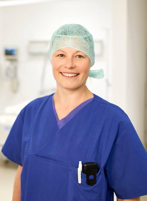 "Ich nehme mir für jeden Patienten so viel Zeit, wie nötig ist, um ihn umfassend über seine Situation und geplante Maßnahmen aufzuklären." Annette Schlatterer, Fachärztin für Anästhesiologie