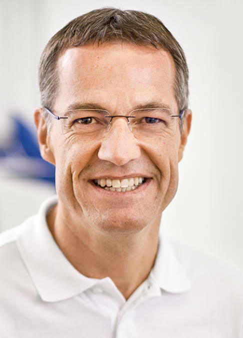 "Es macht mir sehr viel Spaß, mit ganz unterschiedlichen Altersgruppen zu arbeiten. Insbesondere in der Kinderorthopädie lassen sich Erkrankungen durch teilweise einfache Maßnahmen innerhalb weniger Wochen ausheilen und so spätere Operationen vermeiden." Dr. med. Dirk Hömig, Facharzt für Orthopädie und Unfallchirurgie