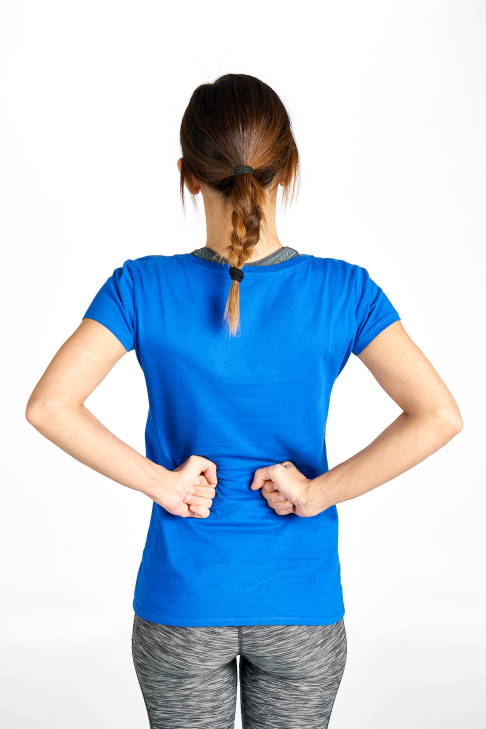Üben Sie mit dem Daumen oder den Fingerknöcheln Druck auf die festen Stellen im Muskel aus. © Gelenk-Klinik Massage des Musculus quadratus lumborum im unteren Bereich des Rückens