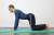 Rückenübung bei Rückenschmerz: Die Wirbelsäule wird im Vierfüßlerstand nach unten gebeugt (Hohlkreuz).