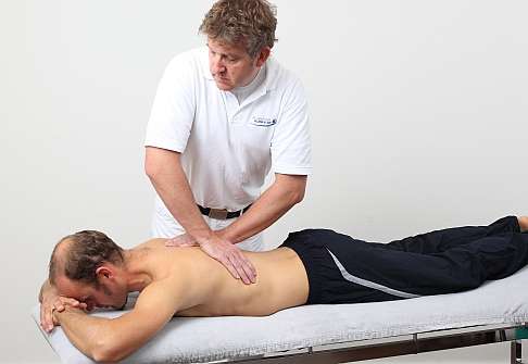 Der Orthopäde untersucht die Wirbelsäule im Rückenzentrum der Gelenk-Klinik