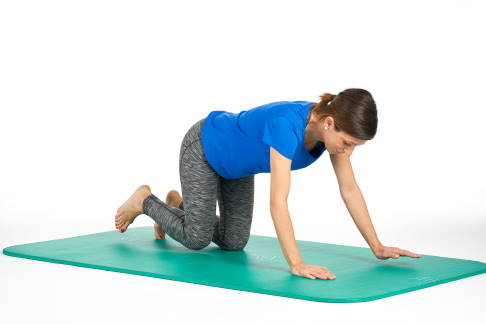 Halten Sie die Position für 5 Sekunden. © Gelenk-Klinik Beine und Arme diagonal anheben.