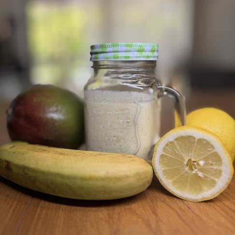 Avocado besitzt entzündungshemmende Eigenschaften und eignet sich daher ideal für Menschen mit Arthrose. © Gelenk-Klinik Avocado-Smoothie Rezept