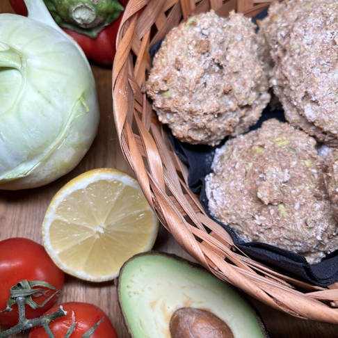 Reich an gesunden Fetten, Vitaminen und ideal für einen nährstoffreichen Start in den Tag: Avocadobrötchen. © Gelenk-Klinik Avocadobrötchen Rezept