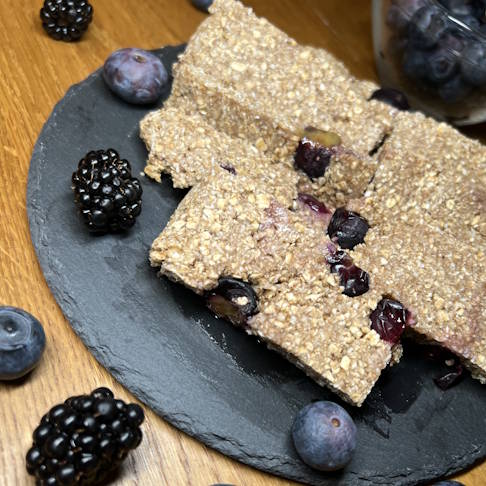Gesunder und nährstoffreicher Snack für Zwischendurch: Blaubeer-Hafer-Riegel. © Gelenk-Klinik Blaubeer-Hafer-Riegel Rezept
