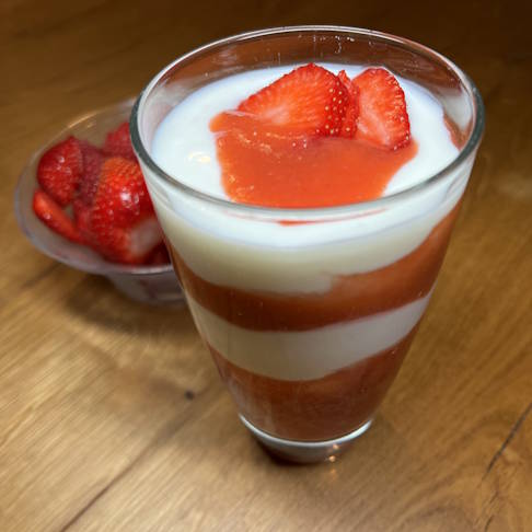 Rhabarber ist kalorienarm und enthält viele Ballaststoffe, Mineralstoffe und Vitamin C. © Gelenk-Klinik Erdbeer-Rhabarber-Grütze Rezept