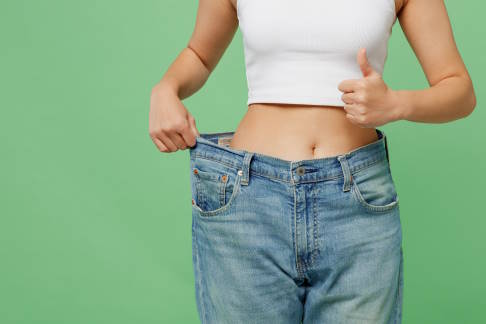 Neben Ernährungsberatung und anderen Maßnahmen zur Gewichtsreduktion setzen viele Menschen auf Akupunktur. © ViDi Studio, Adobe Stock Frau, die Gewicht verloren hat