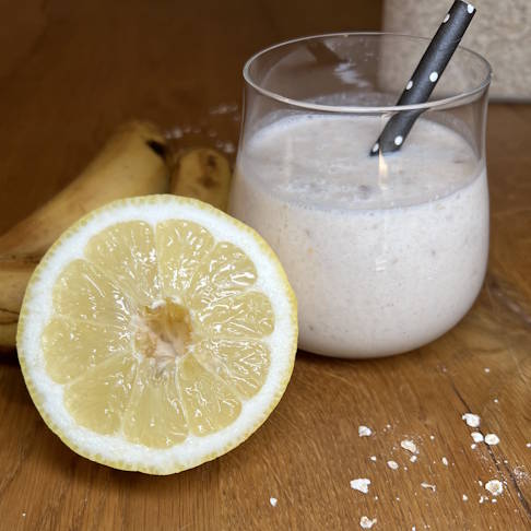 Frühstück im Glas: ballaststoffreich, sättigend und voller Vitamine, gesunder Fette und pflanzlichem Eiweiß. © Gelenk-Klinik Frühstückssmoothie Rezept