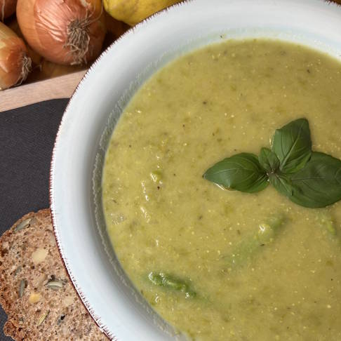Grüner Spargel hat einen hohen Anteil an Vitamin K, das wichtig für Knorpel und Gelenke ist. Er enthält außerdem Folsäure, das eine wichtige Rolle für Zellwachstum und Zellteilung spielt. © Gelenk-Klinik Grüne Spargelsuppe Rezept