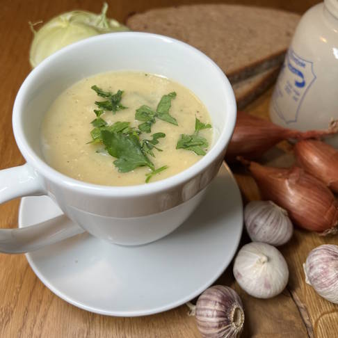 Leicht, würzig und voller entzündungshemmender Inhaltsstoffe: Kohlrabi-Senf-Suppe. © Gelenk-Klinik Kohlrabi-Senf-Suppe Rezept