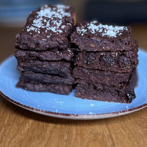 Saftig, nährstoffreich und voller Ballaststoffe, Beta-Carotin und natürlicher Süße: Süßkartoffel-Brownies. © Gelenk-Klinik Süßkartoffel-Brownies Rezept