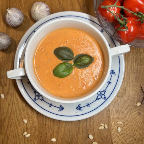 Leicht, aromatisch und reich an Lycopin, das entzündungshemmend wirken kann: frische Tomatensuppe. © Gelenk-Klinik Frische Tomatensuppe Rezept