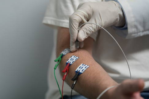 Für die Messung der Muskelaktivität werden kleine Elektroden direkt auf die Haut geklebt. © Eliyahu Ungar-Sargon, istock Elektromyografie (EMG)