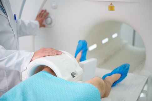 Eine hochauflösende Magnetresonanztomografie ist wichtig für die exakte Diagnose von Erkrankungen des Rückens. Die Gelenk-Klinik in Freiburg bietet die gesamte Diagnostik der Rückenschmerzen an. © Nejron Photo, Adobe MRT-Untersuchung der Wirbelsäule