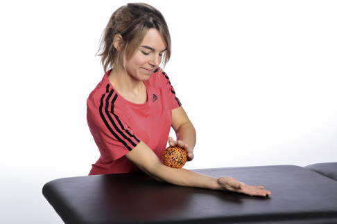 Übung mit Faszienball. © Gelenk-Klinik Faszienrolle