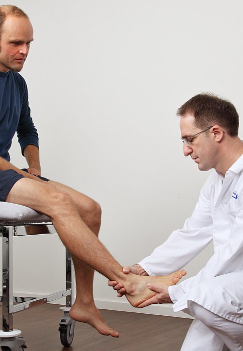 Klinische Untersuchung des Fußes durch den Orthopäden