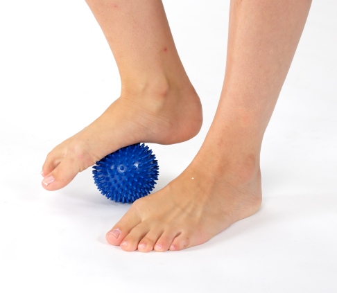 Übung zur Durchblutungsförderung der Plantarfaszie mit einem Massageball