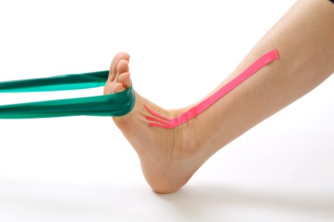 Band mit dem Fuß nach oben ziehen. © Gelenk-Klinik Band mit dem Fuß nach oben ziehen