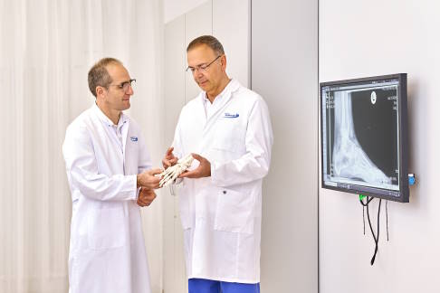 Orthopäden der Gelenk-Klinik in Freiburg: Dr. Schneider und Dr. Rinio.