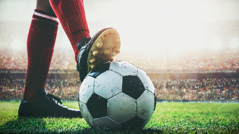 Fussballer hält den Ball am Fuss