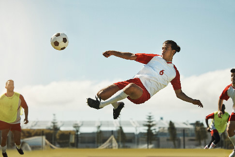 Fussballspieler beim Seitfallzieher