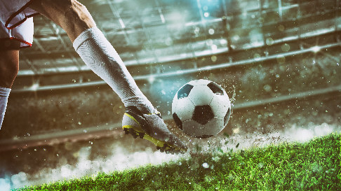 Fußballspieler in Schussposition