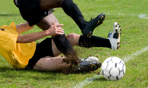  Verletzung durch beim Fußball durch Körperkontakt