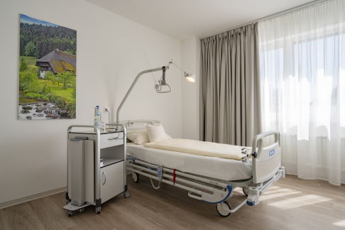 Komfortables Patientenzimmer der orthopädischen Gelenk-Klinik mit eigenem Badezimmer, Flatscreen TV und Wlan. © Gelenk-Klinik