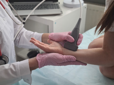 Untersuchung eines kindlichen Handgelenks mit Ultraschall