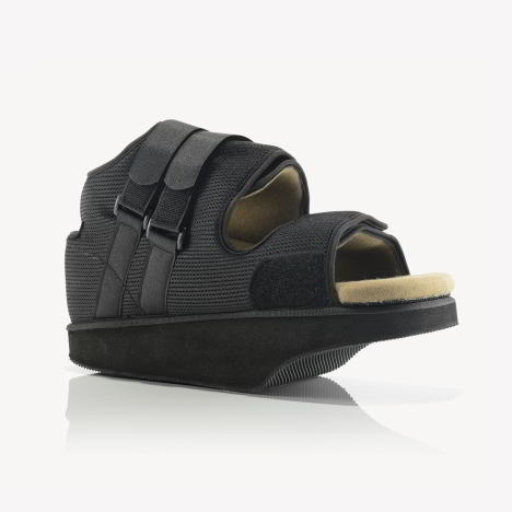 Nach der Hallux valgus-Operation sind die Patienten mit einem speziellen Vorfußentlastungsschuh sofort wieder mobil. Dieser Schuh bringt das gesamte Körpergewicht auf die Ferse. Damit sind Patienten also auch wieder reisefähig. So oft wie möglich sollten Patienten ihren Fuß aber während der Wundheilung auch hochlegen, um eine Schwellung zu vermeiden. Vorfußentlastungsschuh