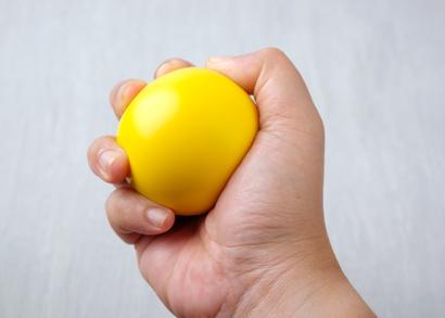 Kräftigungsübung mit Stressball zur Verhinderung eines Karpaltunnelsyndroms