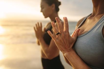 Yogaübungen stärken Muskulatur und Körpergefühl.