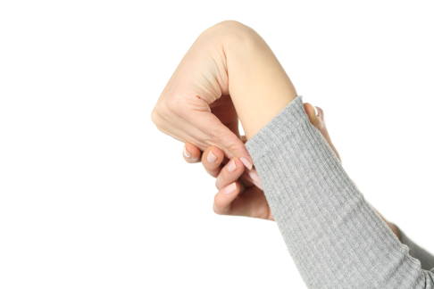 Beim Marfan-Syndrom kommt es zur Hyperlaxizität (Überbeweglichkeit) der Gelenke. © PheelingsMedia, Adobe Stock Überbeweglichkeit des Handgelenks aufgrund des Marfan-Syndroms