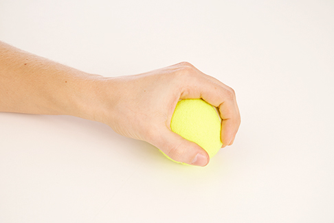Übung bei Rhizarthrose: Daumen rotieren mit Tennisball