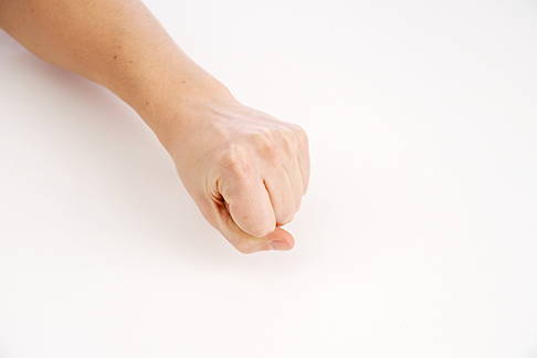 Ballen Sie eine Faust. © Gelenk-Klinik Faust ballen