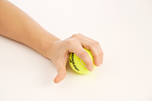 Fingermobilisation mithilfe eines Tennisballs