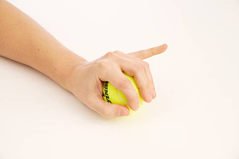 Fingermobilisation mithilfe eines Tennisballs