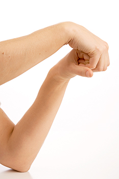 Die nicht betroffene Hand umschließt die betroffene Hand. © Gelenk-Klinik Ausgangsposition
